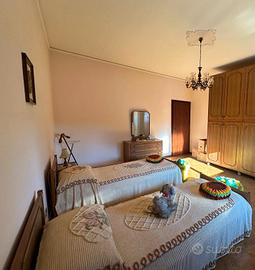 Due letti singoli con comò 