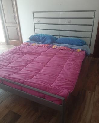 Letto matrimoniale IKEA coni materasso .
