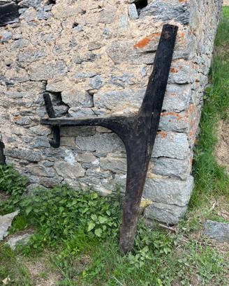 Antico gancio da camino