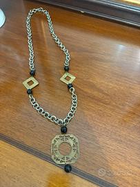 Collana con pendente in metallo ottonato