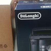 Macchina del caffè e cappuccino con chicchi