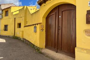 Casa singola sue livelli con cortile