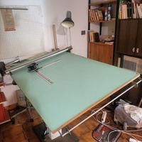 Tavolo da disegno con tecnigrafo