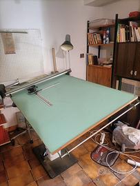 Tavolo da disegno con tecnigrafo