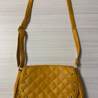 Borsa tracolla giallo senape con borchie