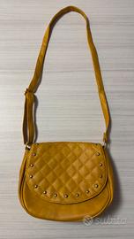 Borsa tracolla giallo senape con borchie
