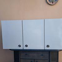 Mobile pensile vintage in legno bianco – 3 ante

