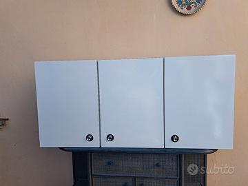 Mobile pensile vintage in legno bianco – 3 ante
