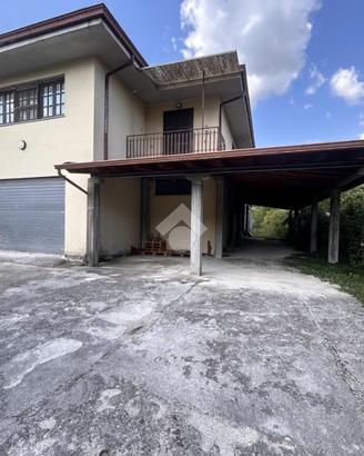 CASA INDIPENDENTE A ATINA