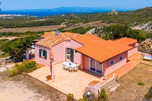 Villa indipendente con dependance e vista mare