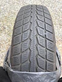 4 pneumatici di fiat panda insieme con cerchi 