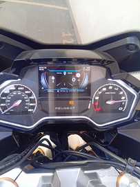 Scooter Peugeot GT 400 con accessori