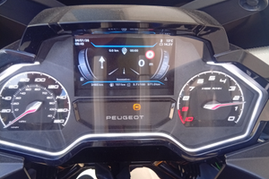 Scooter Peugeot GT 400 con accessori
