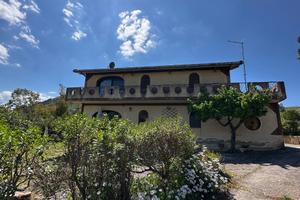 Casa indipendente con terreno e uliveto - 200 mq