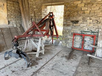 Caricatore posteriore per balle fieno o legna