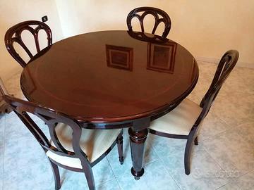 credenza con vetrina e tavolo con sedie