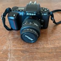 Macchina fotografica Nikon f 601 con obiettivo