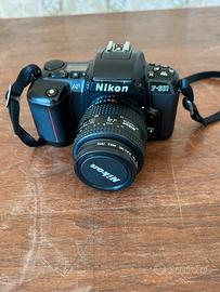 Macchina fotografica Nikon f 601 con obiettivo