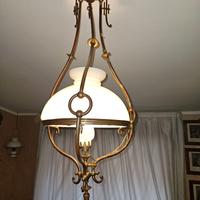 Lampadario in legno e opalina