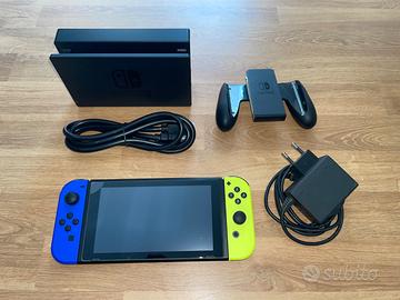 Nintendo Switch V2 + Micro SD da 64 Gb