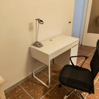 Scrivania e sedia gaming