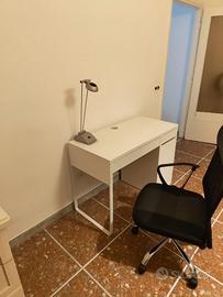 Scrivania e sedia gaming