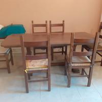 Tavolo da pranzo in noce massello.