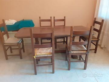 Tavolo da pranzo in noce massello.