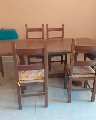 Tavolo da pranzo in noce massello.