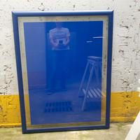 quadro blu con cornice blu