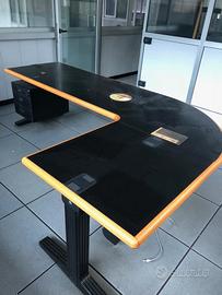 Scrivania angolare nera con cassetti