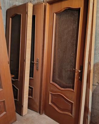 Porte per interni in legno con vetri zigrinati