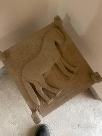 Piede in pietra lavorata a manoper tavolo in vetri