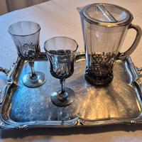 CARAFFA CON COPERCHIO E DUE BICCHIERI A STELO