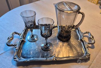 CARAFFA CON COPERCHIO E DUE BICCHIERI A STELO
