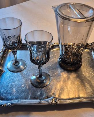 CARAFFA CON COPERCHIO E DUE BICCHIERI A STELO