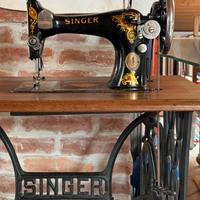 Antica macchina da cucire a pedale Singer 1922