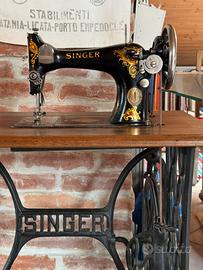 Antica macchina da cucire a pedale Singer 1922