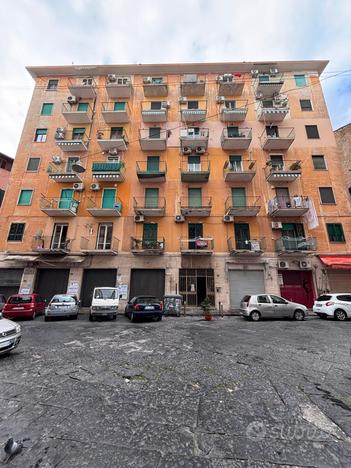 Ad. Piazza Carlo III - stabile con ascensore