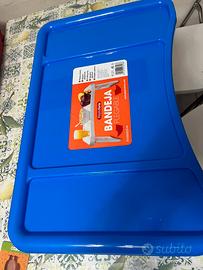 Tavolino in plastica blu pieghevole