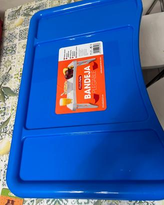 Tavolino in plastica blu pieghevole