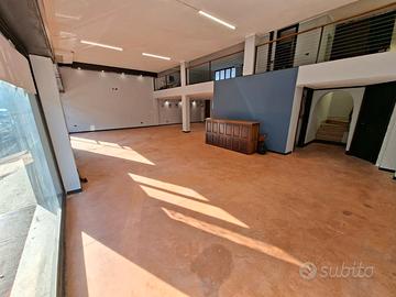 Locale commerciale open space con soppalco