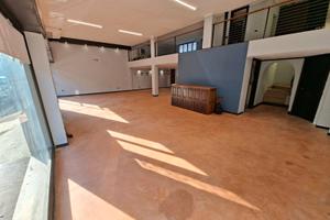 Locale commerciale open space con soppalco