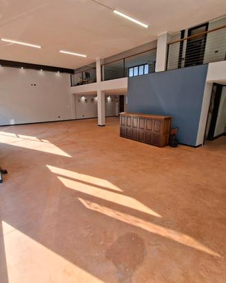 Locale commerciale open space con soppalco