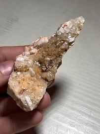 Calcite, adularia, dendriti di manganese. Carrara