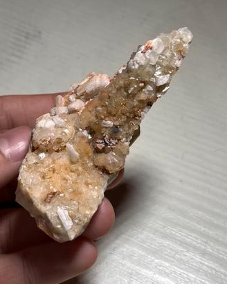 Calcite, adularia, dendriti di manganese. Carrara