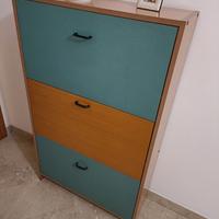 scarpiera in legno con manici neri