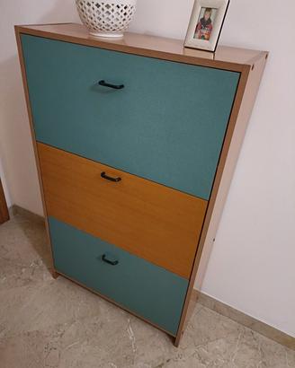 scarpiera in legno con manici neri