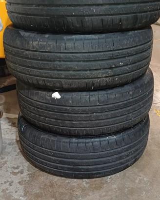 Pneumatici gomme Goodyear 205/55/17 con 200km