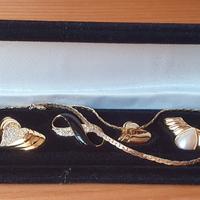 Espositore in velluto con collana e ciondoli